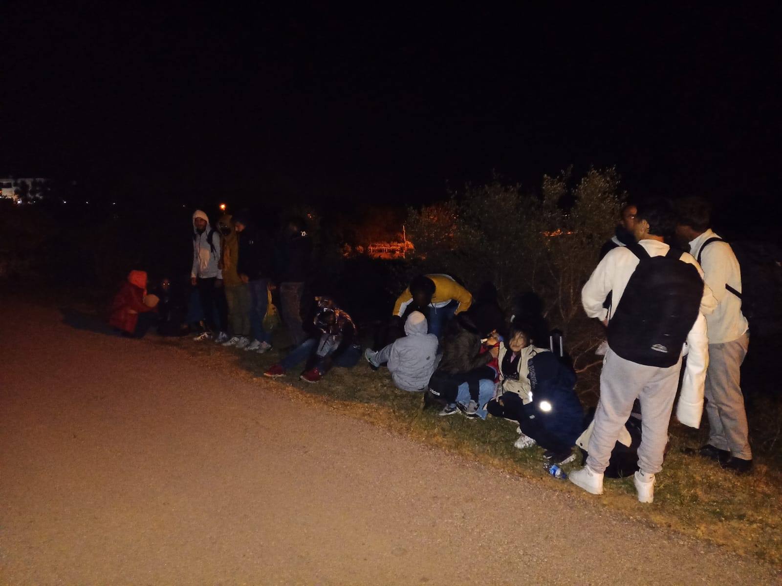 Doğanbey Sakızağacı'nda Sahil Güvenlik ve Jandarma ortak operasyonunda 22 düzensiz göçmen yakalandı