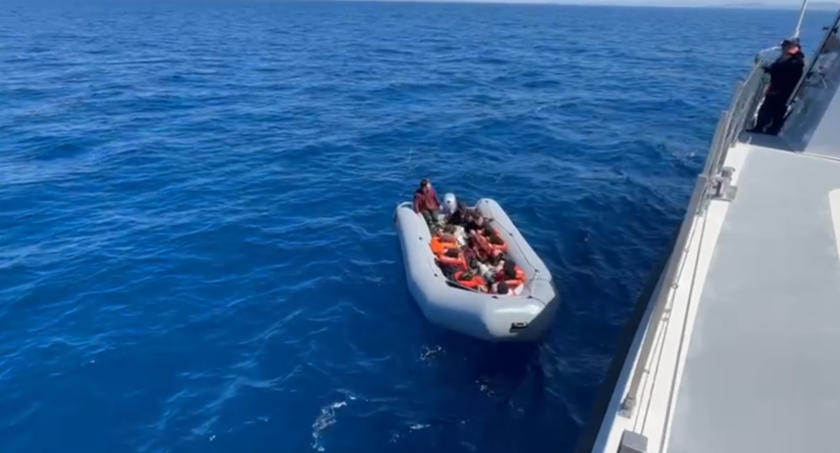 Foça'da Sahil Güvenlik, Lastik Botla Düzensiz Göçmenleri Durdurdu