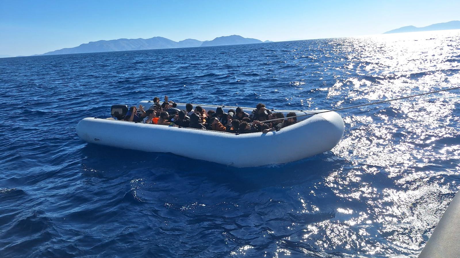 Muğla Sahil Güvenlik Botu, Datça açıklarında düzensiz göçmenleri durdurdu.