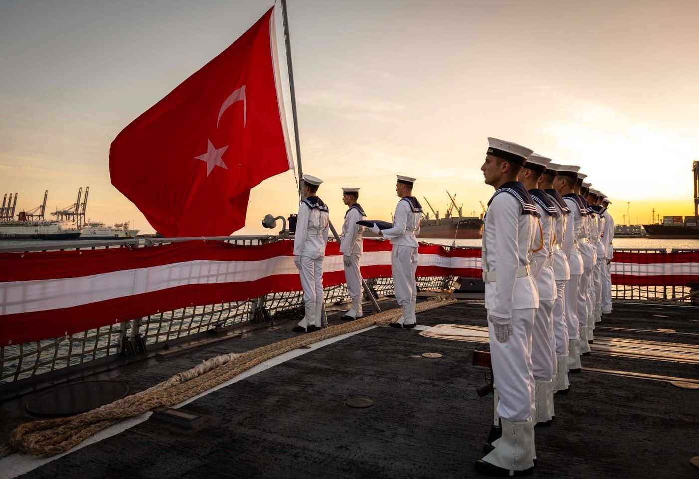 Türk Donanması'na ait gemi, Türkiye-Japonya ilişkilerinin yıldönümünü kutlamak için diplomatik bir ziyaret gerçekleştirdi.