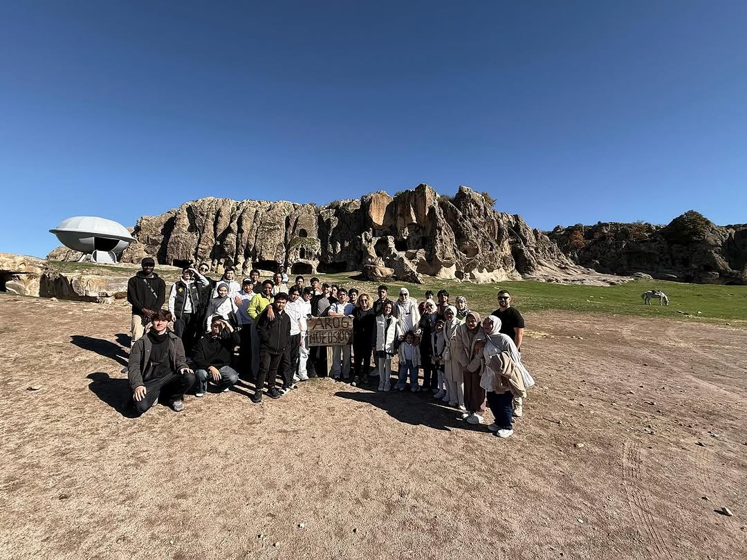 AKÜ TÖMER Öğrencilerinden Anlam Kutlaması: Frigya'da Cumhuriyet İçin Çevre Temizliği