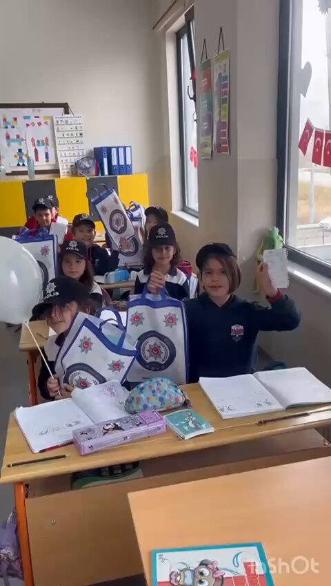 Afyonkarahisar'da Minik Öğrencilerin Polisten Beklentisi Yürekleri Isıttı