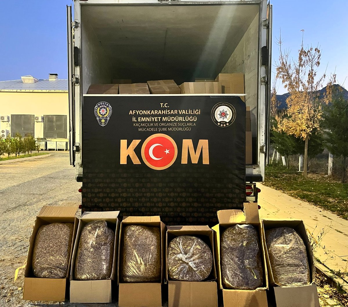 Kaçak Tütün Operasyonu: 2 Bin 900 Kilogram Ele Geçirildi