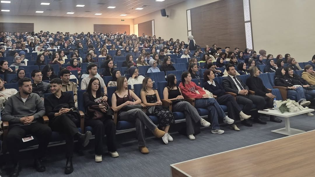 AFSÜ'de Öğrencilere İngilizce Öğreniminde Yol Haritası Çizildi