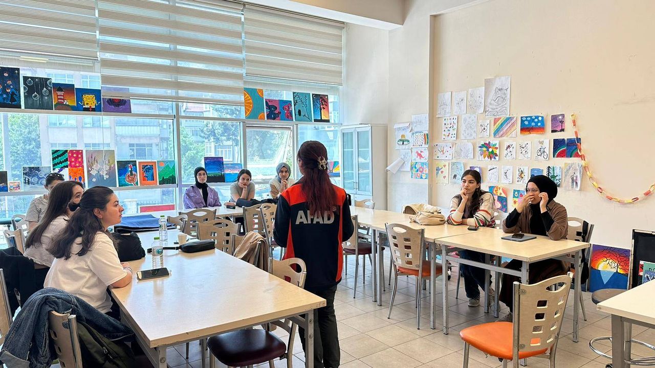 Afyonkarahisar Gençlik Merkezi'nde Hayati Eğitimler Verildi
