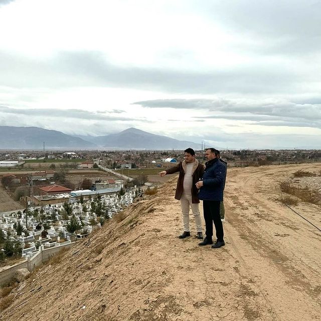 Bolvadin Belediyesi Mezarlık Alanlarında Düzenleme Çalışmalarına Başladı