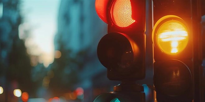 Otonom Araçlar İçin Yeni Trafik Işığı Rengi Geliyor