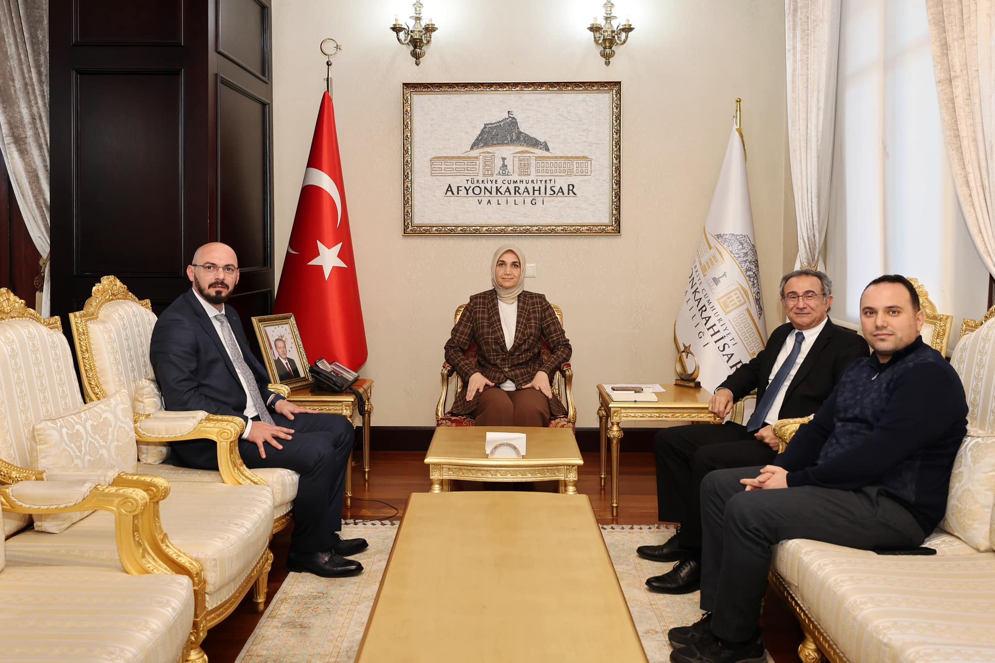Vali Yiğitbaşı Ziyaretçilerini Makamında Kabul Etti