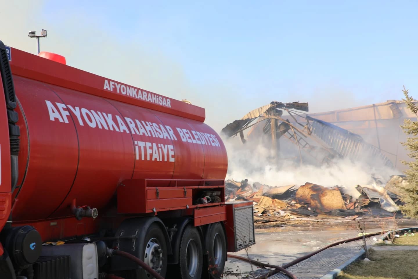Afyonkarahisar OSB'de Çıkan Yangın Kontrol Altında: Soğutma Çalışmaları Sürüyor