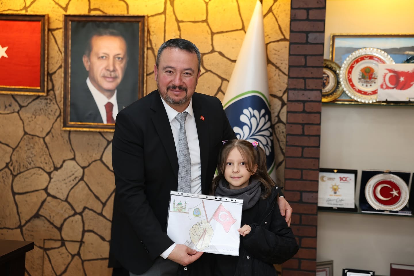 Küçük Elmira'dan Başkan Öztaş'a Kalpleri Isıtan Hediye