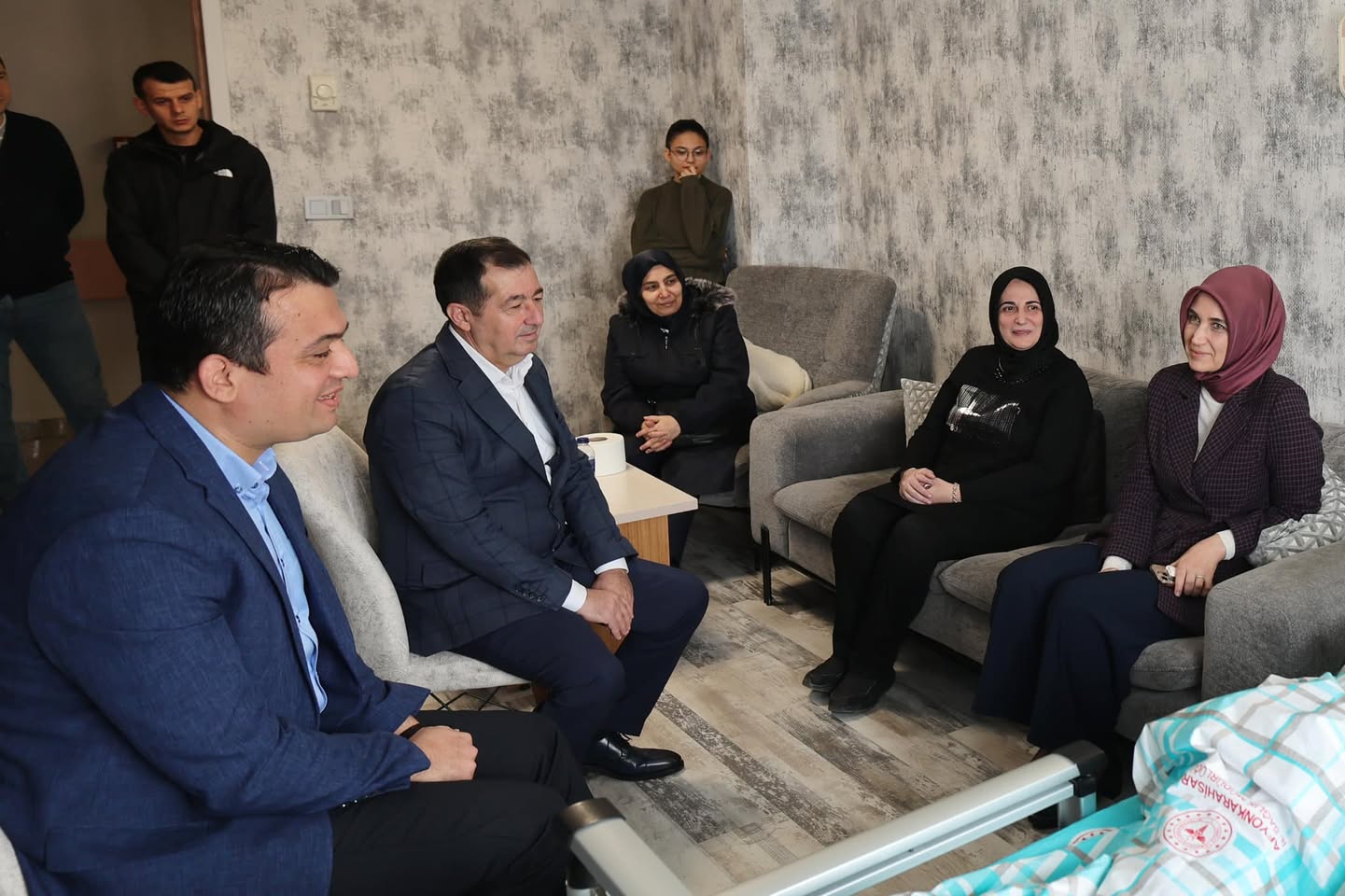 Afyonkarahisar Valisi, Milletvekili İbrahim Yurdunuseven'i Hastanede Ziyaret Etti