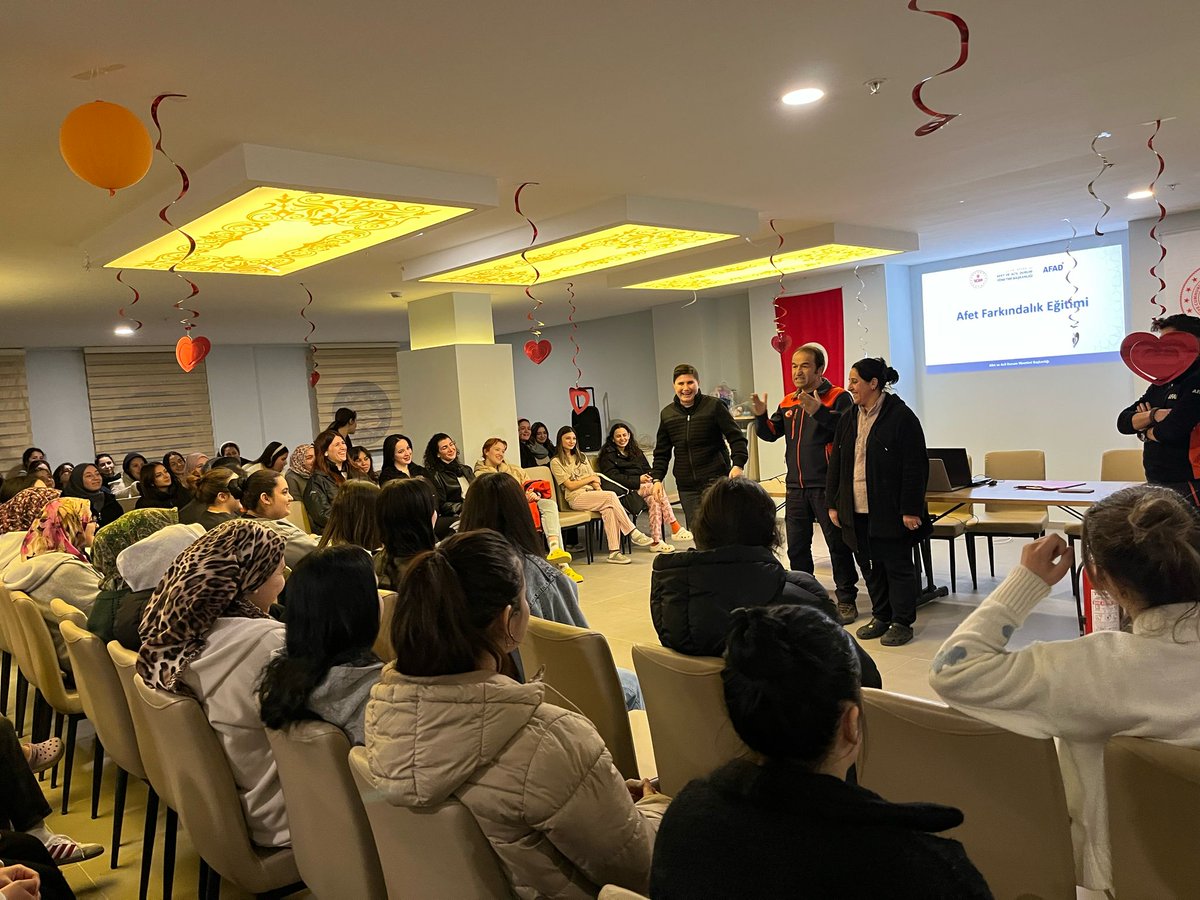 Bolvadin'de Kız Öğrencilere Afet Farkındalık Eğitimi