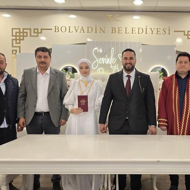 Bolvadin'de Başkan Derviş Aynacı'dan Genç Çifte Mutluluk Dileği