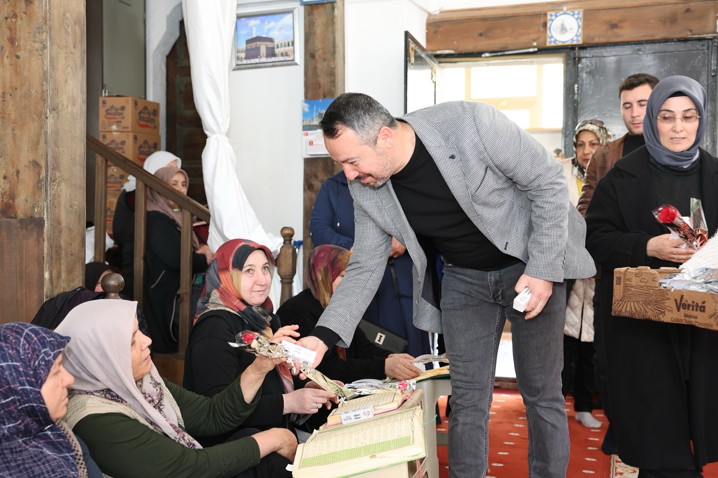 Sandıklı Belediye Başkanı Adnan Öztaş, 8 Mart Dünya Kadınlar Günü'nde Kadınları Ziyaret Etti