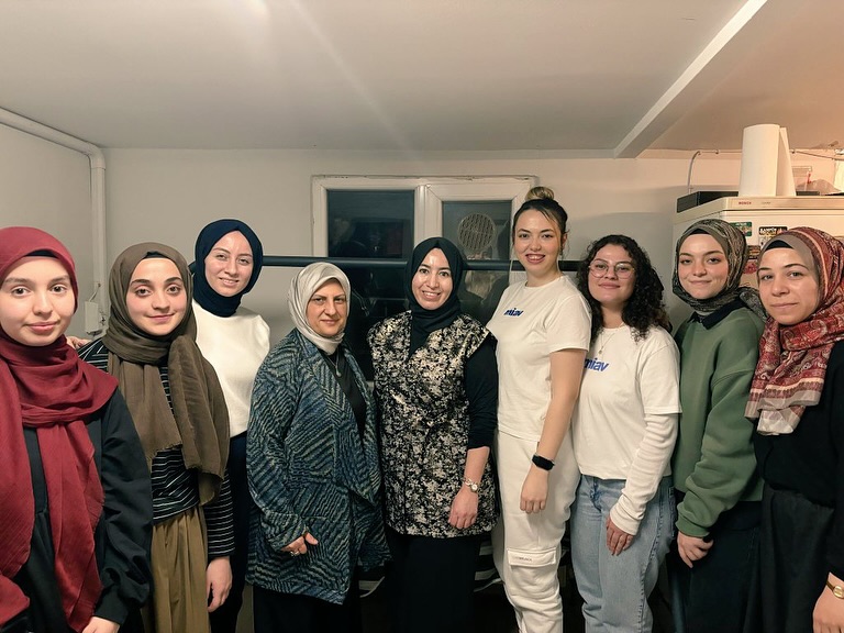 Ak Parti Afyon il başkanlığı ve MKYK Üyesi Hülya Terzioğlu, öğrenci sofralarında