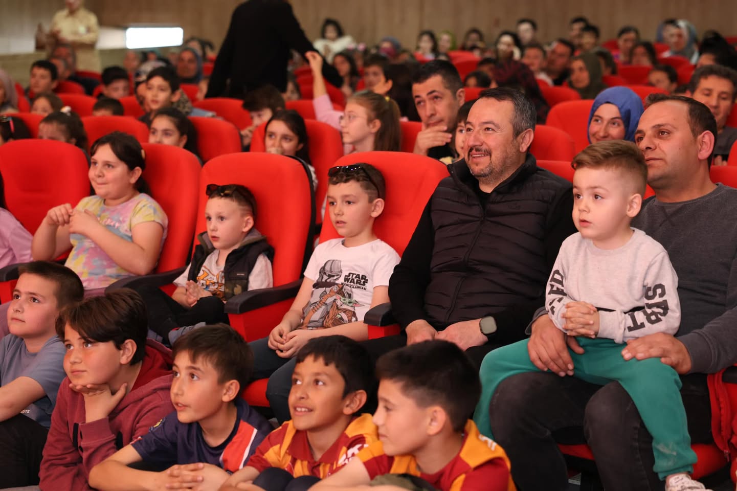 Sandıklı'da Ramazan Coşkusu: Çocuklar Hacivat-Karagöz ve Sihirbaz Gösterisiyle Neşeye Boğuldu