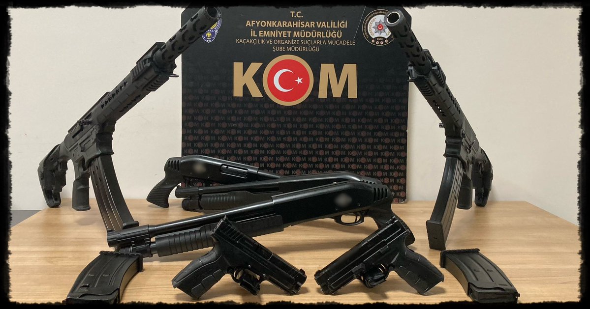 Bolvadin'de Kaçakçılık Operasyonu: Şüpheli Araçta Yasa Dışı Ürünler Ele Geçirildi