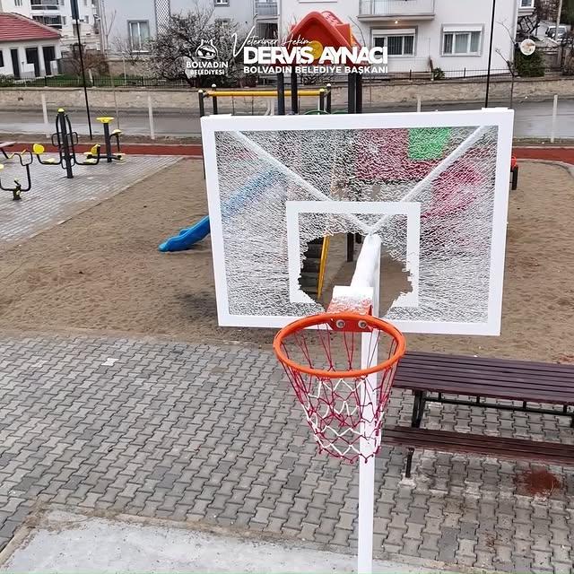 Bolvadin'de Kaymaz Mahallesi Oyun Parkına Vandal Saldırı
