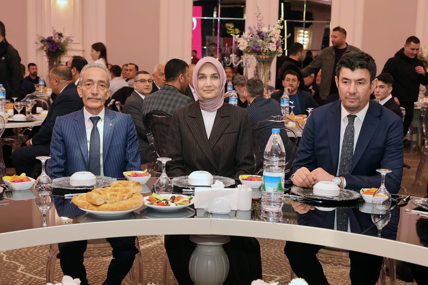 Afyonkarahisar Valisi, Esnaflarla İftar Programında Bir Araya Geldi