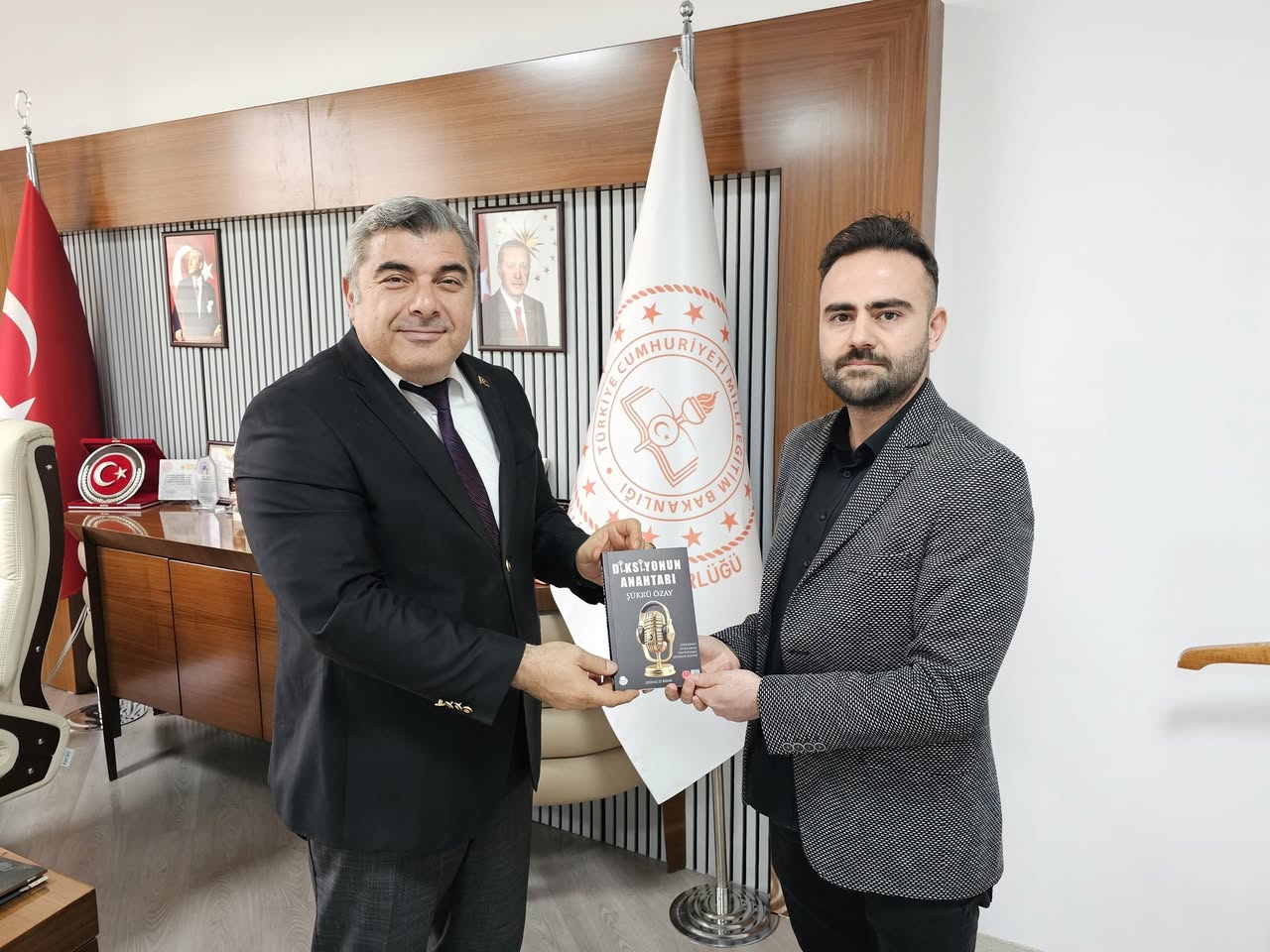Afyonkarahisar'da Edebiyat Öğretmeni İl Milli Eğitim Müdürünü Ziyaret Etti