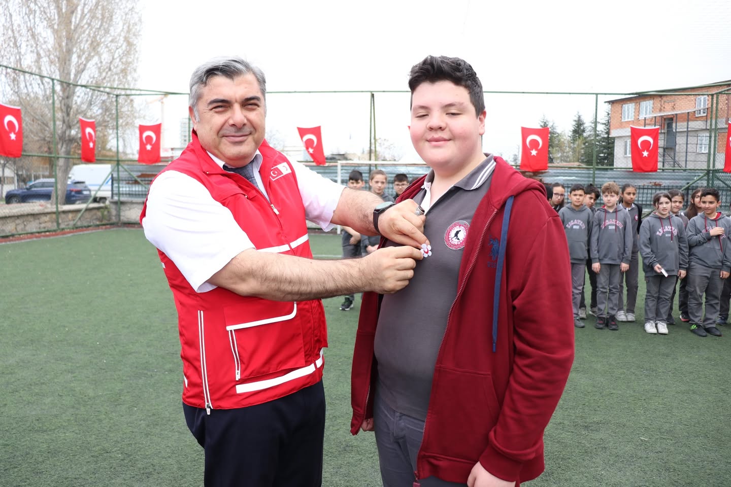 Afyonkarahisar'da Milli Eğitim Müdürlüğü, Hilal-i Ahmer Çiçek Günü Etkinliği Düzenledi