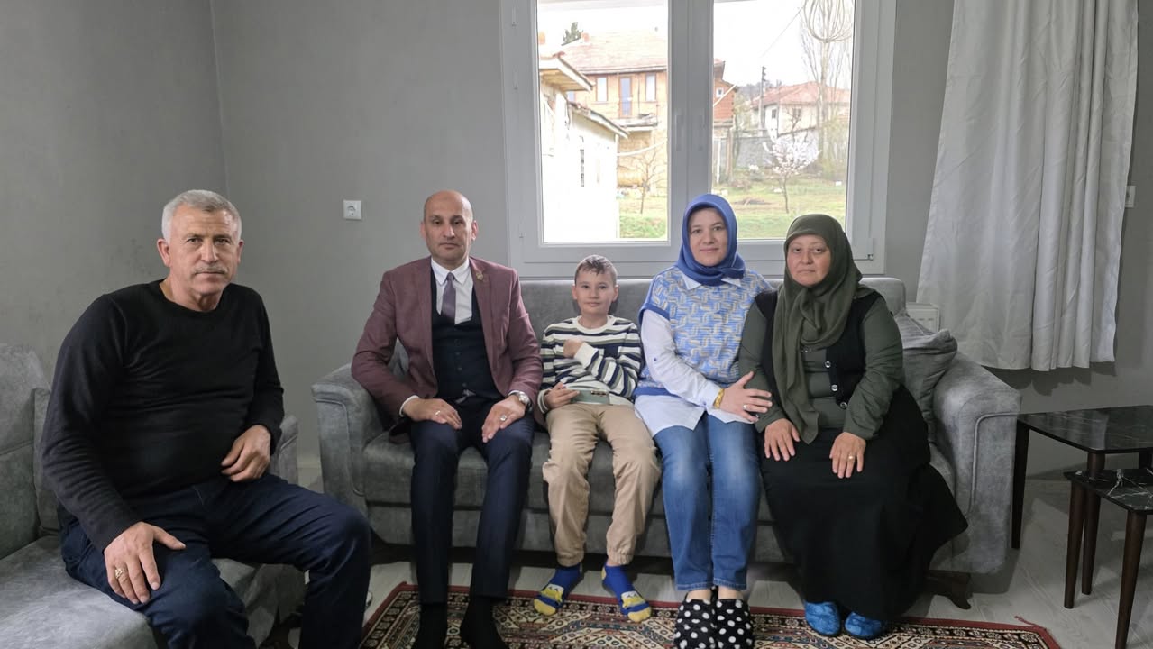 Afyon'da Bayram Ziyareti: Şehidin Ailesi Yanında Acı ve Umut