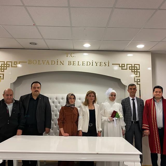 Bolvadin'de Evlenen Çifte Belediye Başkanı Aynacı'dan Tebrik