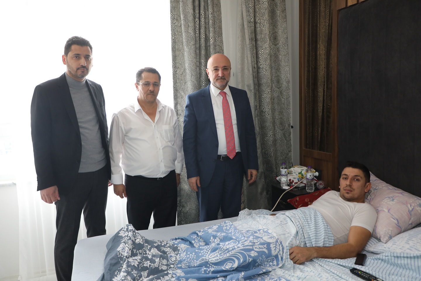 Afyonkarahisar'da Trafik Kazası Geçiren Genç İçin AK Parti İl Başkanlığı Ziyaret