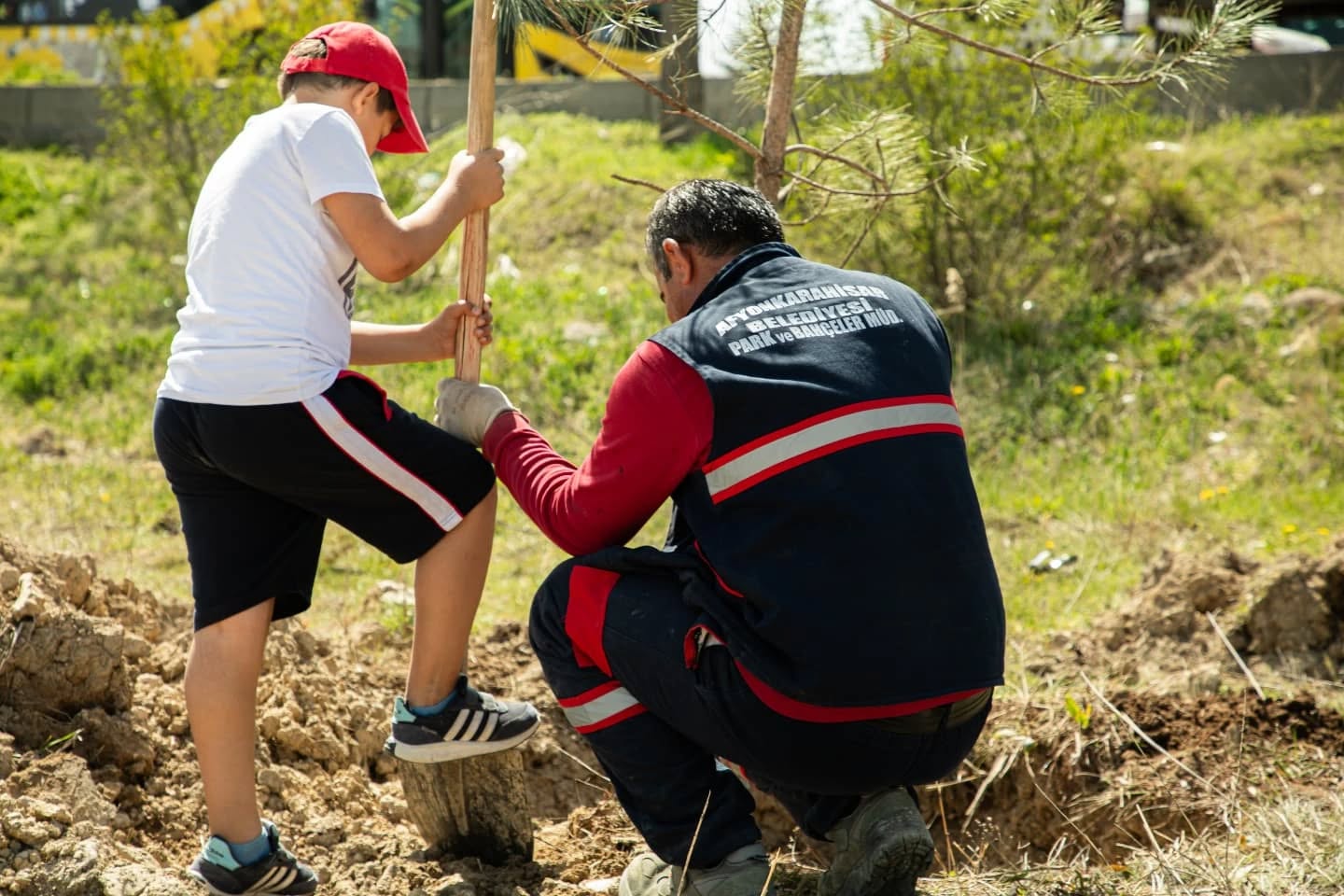 Afyonkarahisar'da Öğrenciler Fidan Dikti