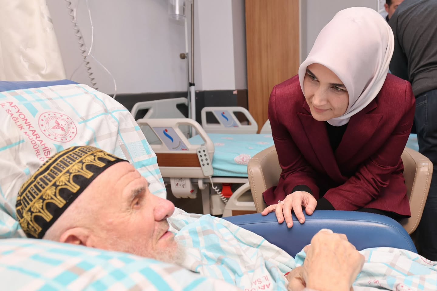Afyonkarahisar Valisi, Şekerleriyle Tanınan Yıldırım Dede'yi Hastanede Ziyaret Etti