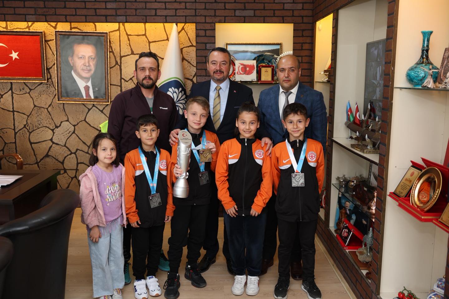 Sandıklı'dan Karate Şampiyonasında Gelen Gurur: Genç Sporcular Başkan Öztaş'ı Ziyaret Etti