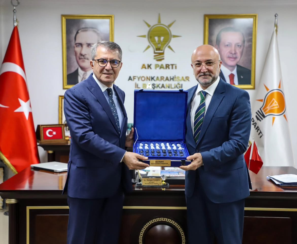 Afyonkarahisar'da El Sanatıyla Üretilen Satranç Takımı Hediye Edildi