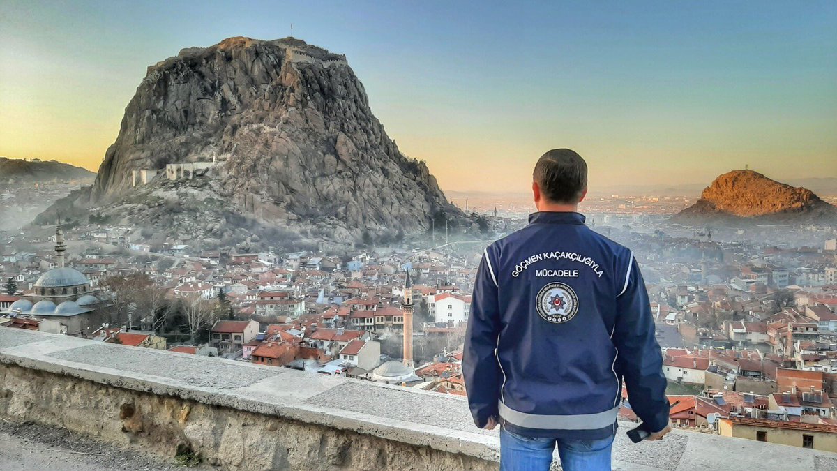 Göçmen Kaçakçılığı Operasyonunda Kimlik Sahteciliği Yapıldığı Tespiti