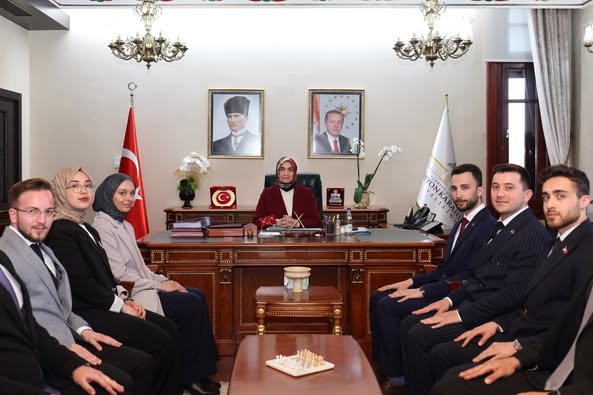 Afyonkarahisar Valisi, AK Parti Gençlik Kolları İl Başkanı'nı Makamında Kabul Etti