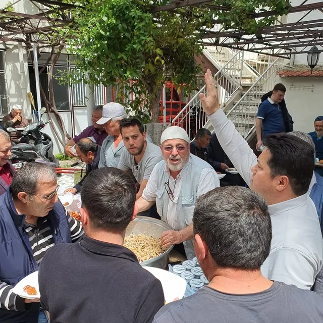 Bolvadin Belediye Başkanı AYNACI, Cuma Namazı Sonrası Vatandaşlarla Buluştu ve Hayırda Bulundu