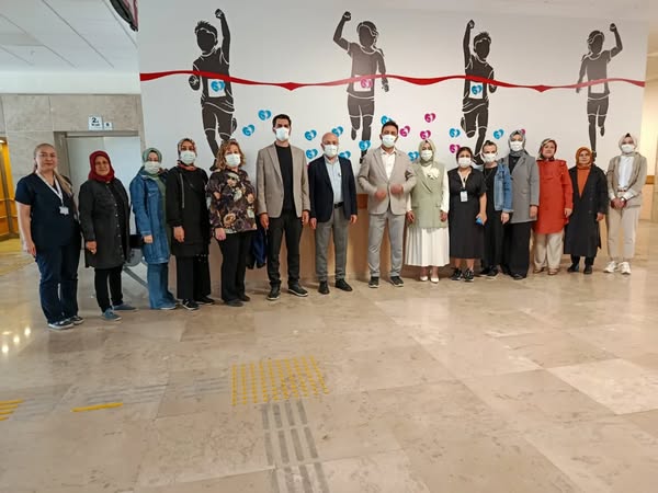 Ak Parti Afyonkarahisar Delegasyonu, Onkoloji Hastanesinde Tedavi Gören Çocukların Annelerini Ziyaret Etti