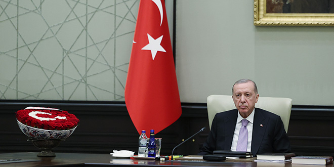 Bahçeli, Kabine Toplantısına Ay Yıldızlı Gül Gönderdi