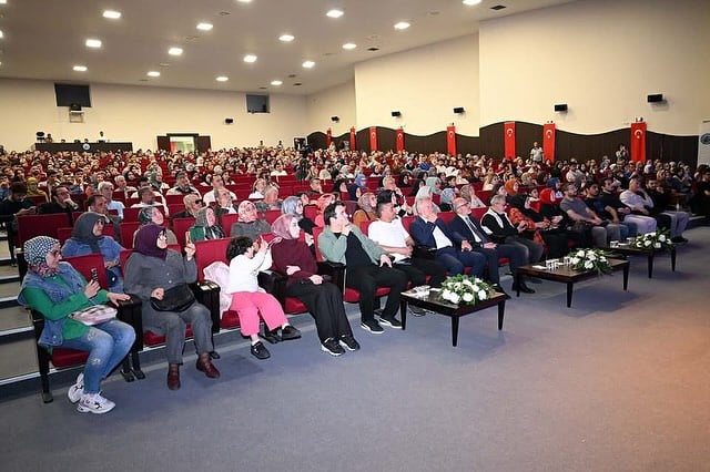 Afyon Kocatepe Üniversitesi'nde Hayati İnanç'tan Hayata Şiirden Bakış Açısı