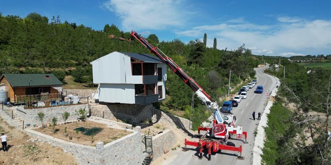İnegöl'de Kaçak Villa Vinçle Kurtarıldı: Belediye Yıkım Kararlılığını Sürdürüyor