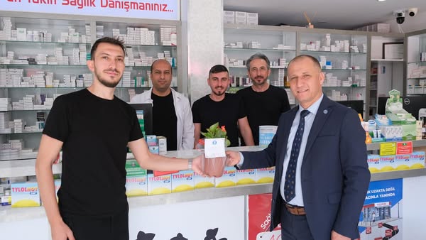 Sandıklı'da Eczacılar Günü Coşkusu: Belediye'den Özel Çiçek Sürprizi