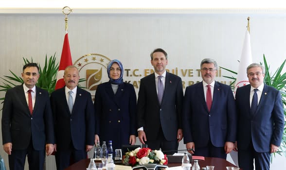 Enerji Bakanı Bayraktar, Ankara'da Yatırım İstişaresinde Bulundu