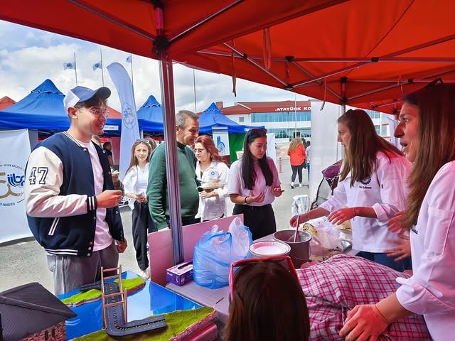 AKÜFEST 25: Afyon Kocatepe Üniversitesi Öğrencileri Renkli Bir Festival Deneyimi Yaşadı