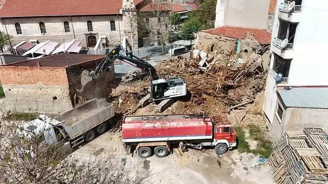 Bolvadin Çarşı Yangını Sonrası Temizlik Çalışmaları Başladı