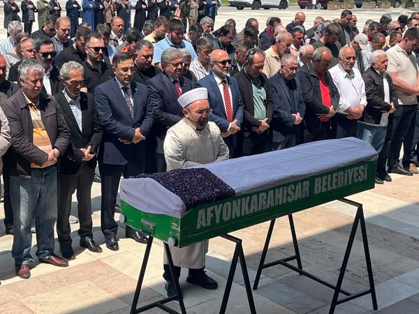 AK Parti Afyon İl Başkanı Şahin, ESOB Başkanı Üstün'ün Kayınvalidesinin Cenaze Namazına Katıldı