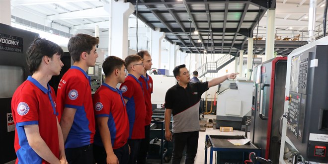 Simav'da Fabrika İçinde Meslek Lisesi Öğrencilere Burs ve İş İmkanı