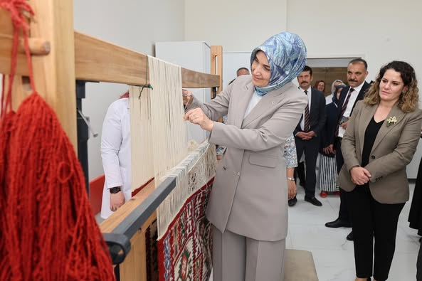 Afyonkarahisar'da Hayat Boyu Öğrenme Haftası Etkinlikleri Renkli Sergilerle Kutlandı