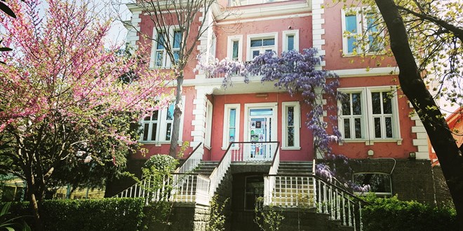 Üsküdar Amerikan Lisesi'nde LGBT Afişleri Hakkında Soruşturma Başlatıldı