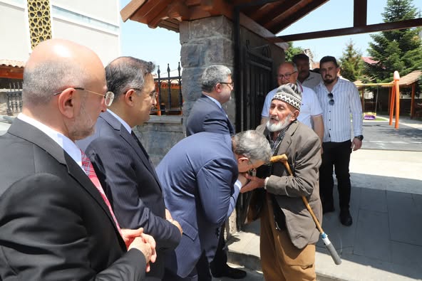 Ak Parti Milletvekili Yurdunuseven Erkmen'de Bayramlaşma Törenine Katıldı