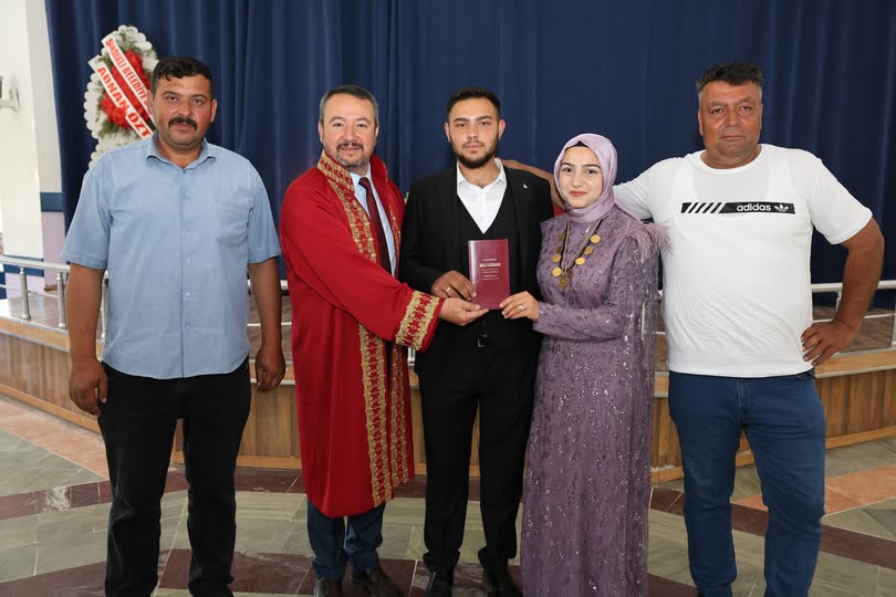 Sandıklı'da Evliliğe Başlayan Genç Çifte Belediye Başkanı Öztaş'tan Destek