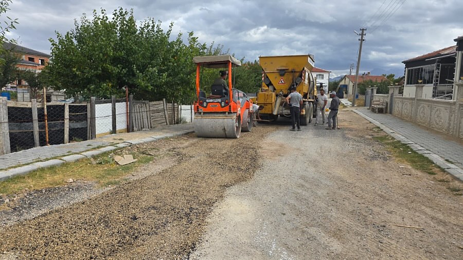 Bolvadin'de Mahalle İçi Yol Çalışmaları Hız Kesmeden Devam Ediyor